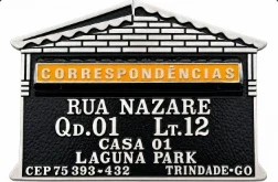 Caixa de correspondência em alumínio, em formato de casinha, com o endereço em relevo