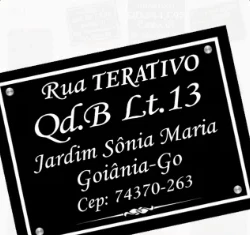 Placa de endereço residencial preta com letras prateadas cursivas, rua, quadra, lote, setor e CEP